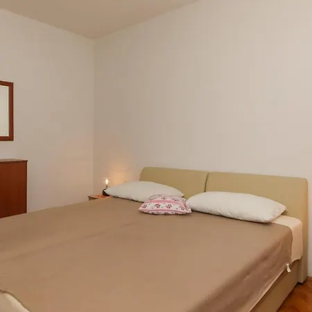 Anda - With Large Terrace Apartment Supetar