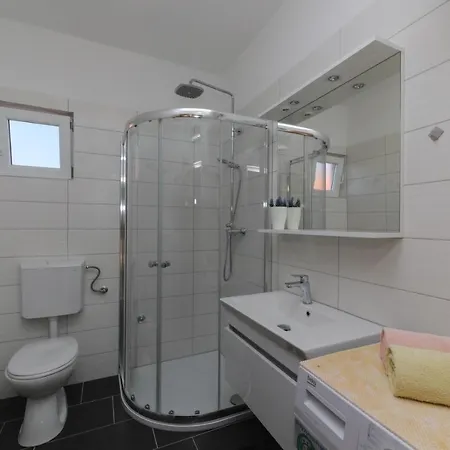 Apartment Anda - With Large Terrace Supetar